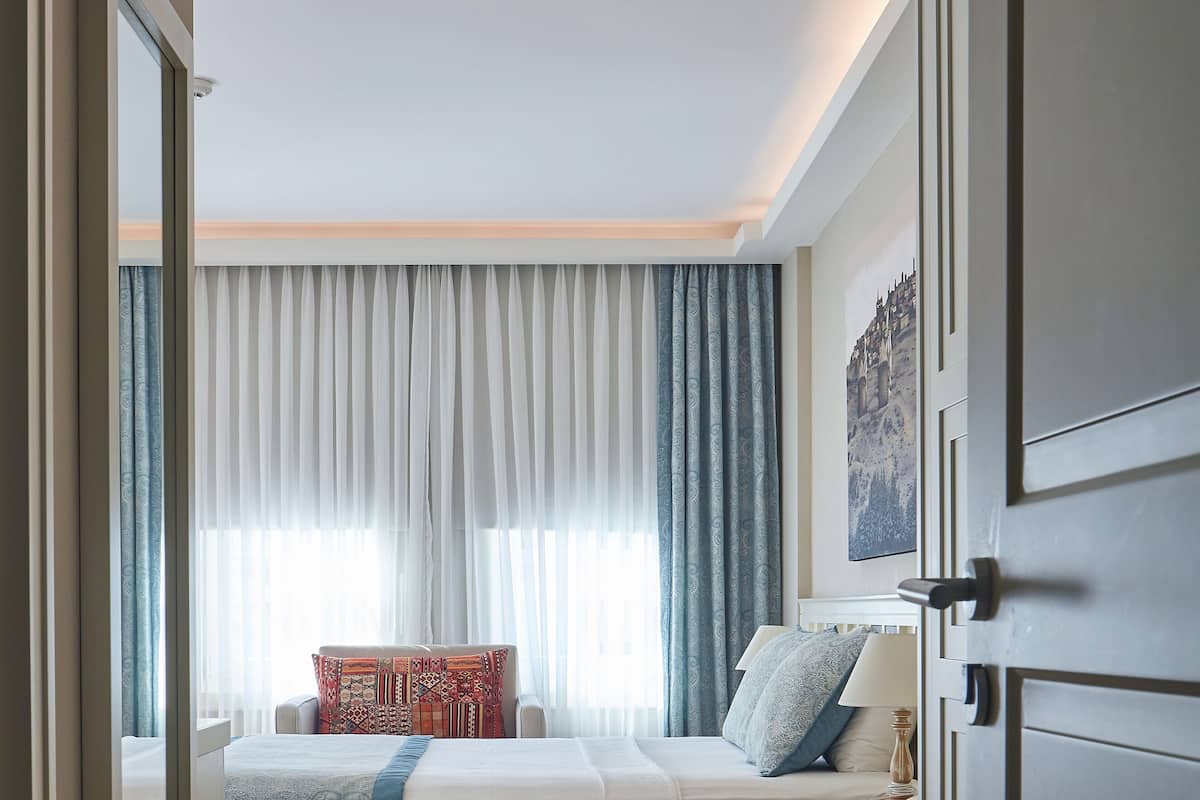 Superior Corner Room | Camas com colchões de espuma com sistema de memória, frigobar