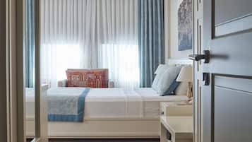 Superior Corner Room | Camas con efecto memoria, minibar y caja de seguridad en la habitación