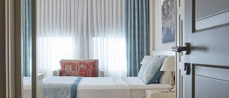 Superior Corner Room | Bedden met traagschuimmatras, een minibar, een kluis op de kamer