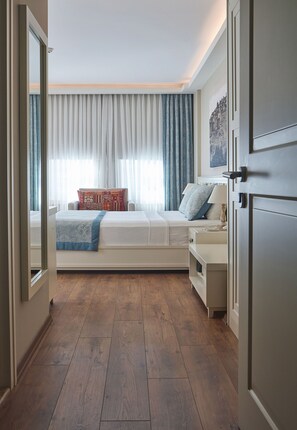 Superior Corner Room | Memory-foam beds, minibar, in-room safe, desk - Meydani Butik Hotel (Gökçeada)