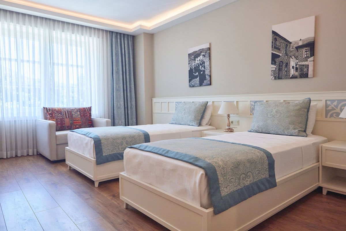 Deluxe Twin Room" | Camas com colchões de espuma com sistema de memória, frigobar