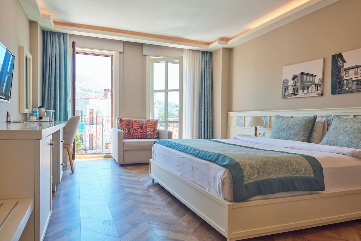Deluxe Double Room | Camas com colchões de espuma com sistema de memória, frigobar