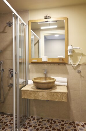 Shower, free toiletries, hair dryer, slippers - Meydani Butik Hotel (Gökçeada)
