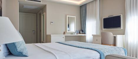 Superior Corner Room | Memory foam beds, minibar, in-room safe, desk