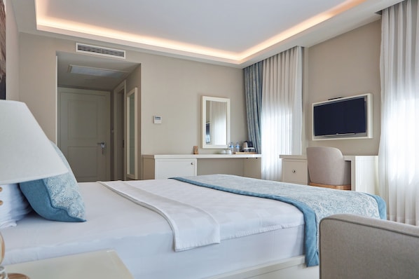 Superior Corner Room | Camas con efecto memoria, minibar y caja de seguridad en la habitación 