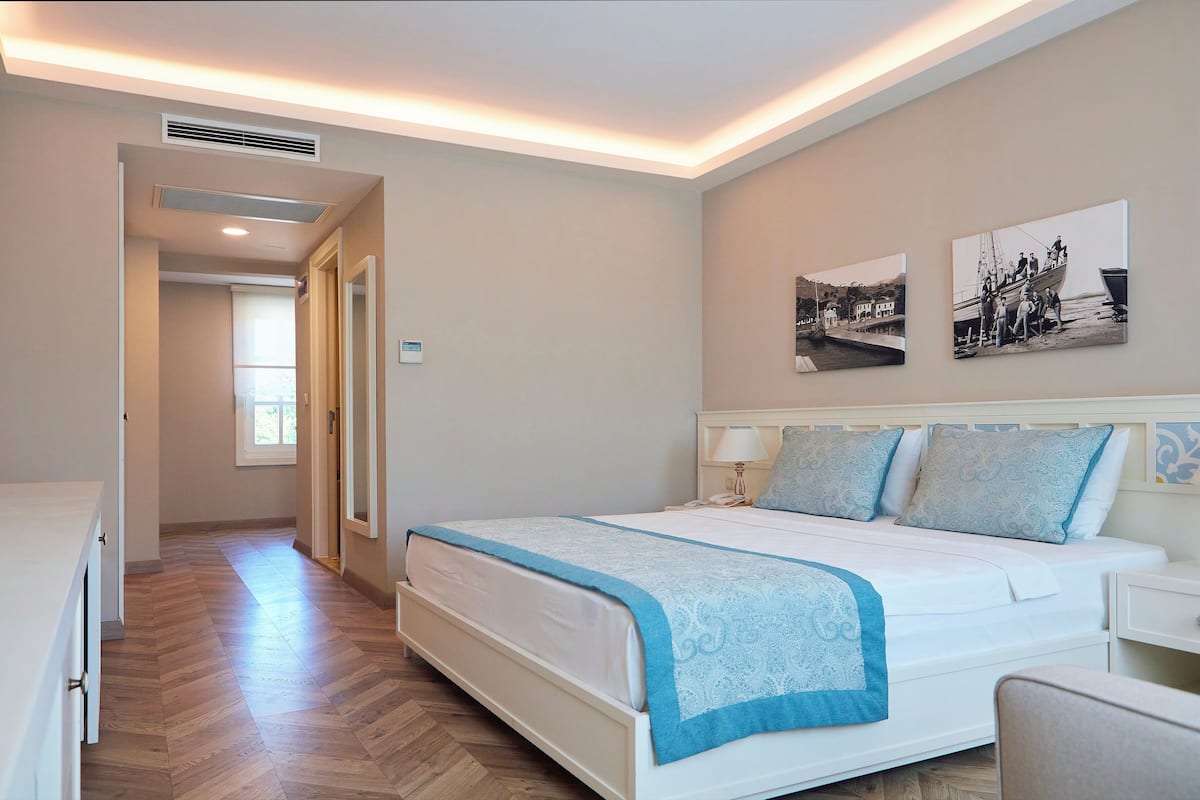 Superior Deluxe Room | Camas com colchões de espuma com sistema de memória, frigobar
