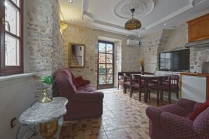 Apartamento, 2 quartos, sacada | Área de estar | TV de tela plana