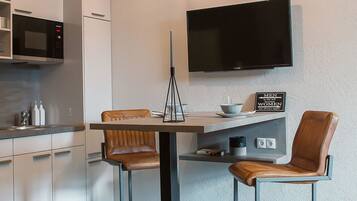 Loft Apartment Business Privacy | Allergikerbettwaren, Zimmersafe, Schreibtisch, Verdunkelungsvorhänge