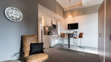 Loft Apartment Business Privacy | Allergikerbettwaren, Zimmersafe, Schreibtisch, Verdunkelungsvorhänge