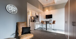 Loft Apartment Business Privacy | Roupas de cama antialérgicas, cofres nos quartos, escrivaninha