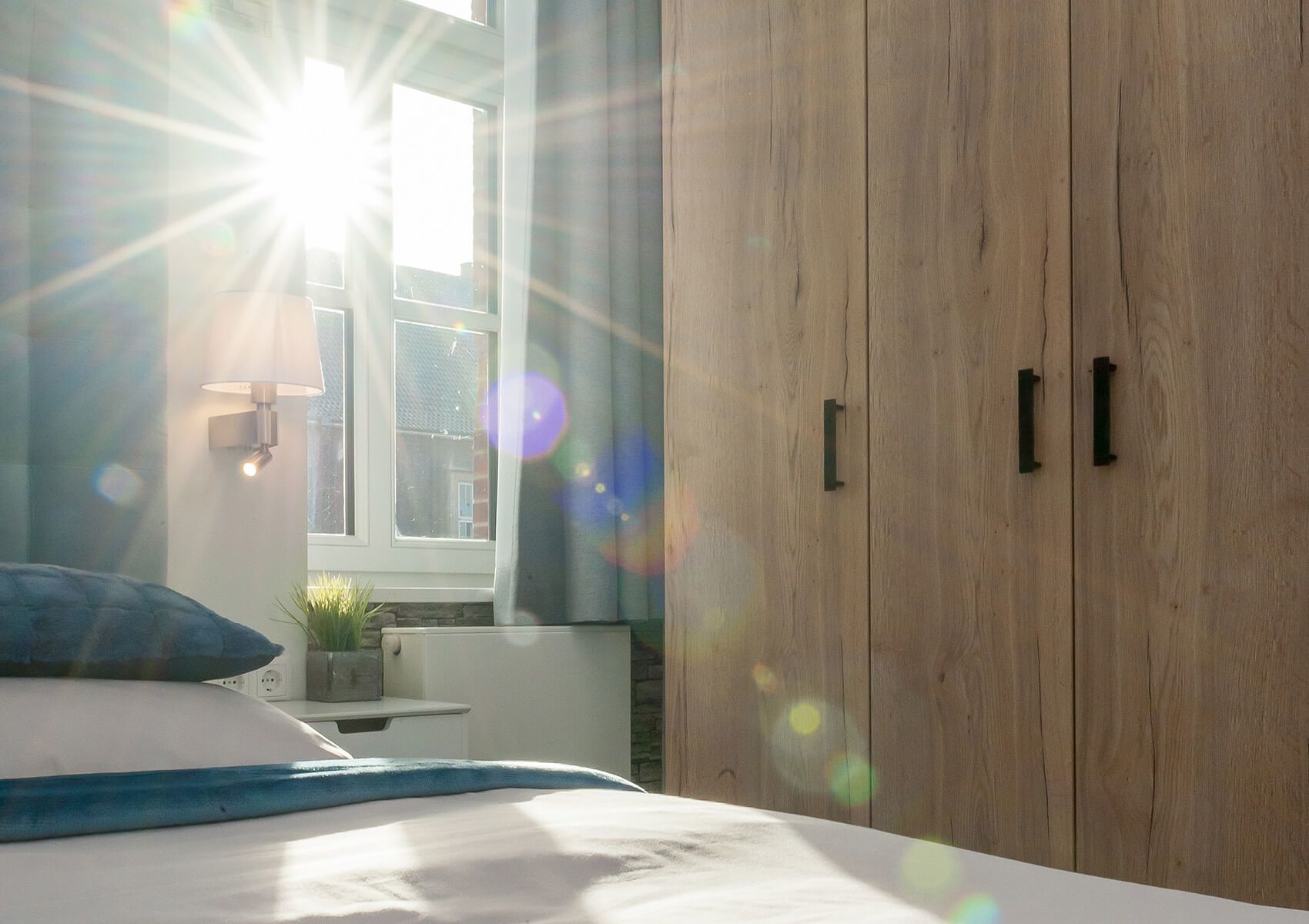 Literie hypoallergénique, coffres-forts dans les chambres, bureau