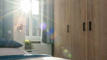 Luxe suite, 1 slaapkamer | Hypoallergeen beddengoed, een kluis op de kamer, een bureau