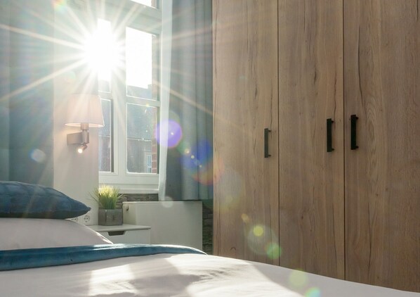 Ropa de cama hipoalergénica y caja de seguridad en la habitación 