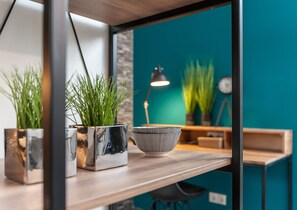 Ropa de cama hipoalergénica y caja de seguridad en la habitación 