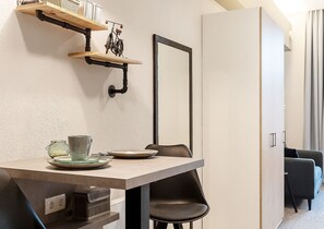 Ropa de cama hipoalergénica y caja de seguridad en la habitación 