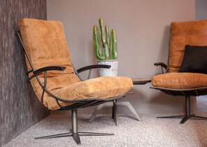 Apartamento básico | Roupas de cama antialérgicas, cofres nos quartos, escrivaninha