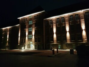 Fachada de la propiedad por la tarde o noche