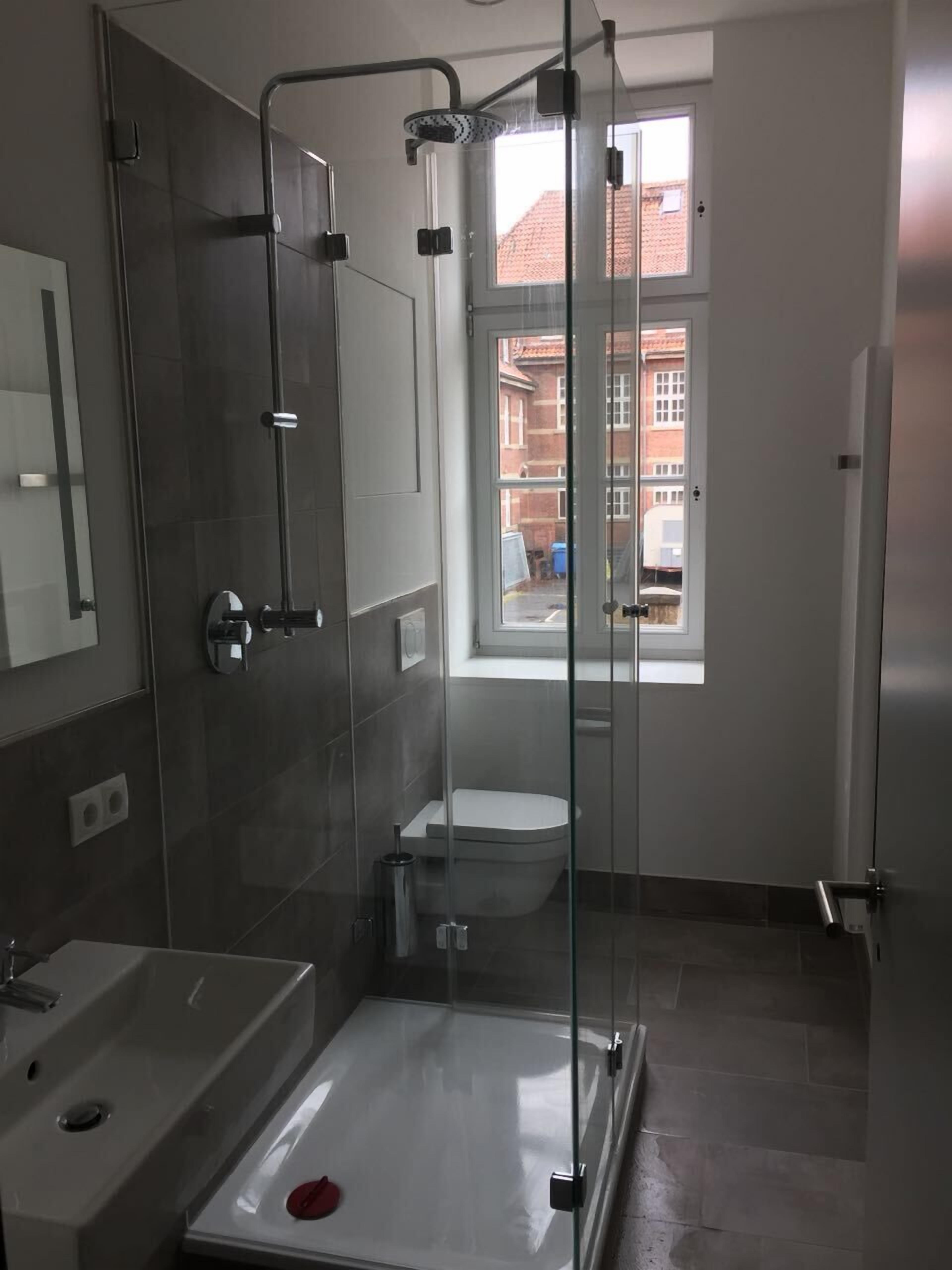 Basic Apartment | Bathroom | Shower, hair dryer, towels, toilet paper