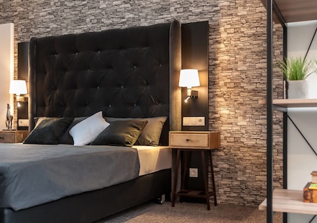 Comfort Studio | 1 bedroom, hypo-allergenic bedding, in-room safe, desk