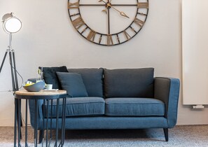 Loft Apartment Medium | Roupas de cama antialérgicas, cofres nos quartos, escrivaninha