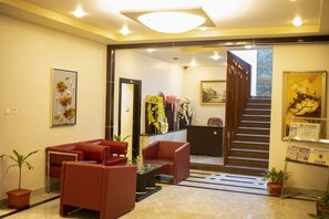 朝食 (コンチネンタル ブレックファスト)、毎日提供 (1 名様 300 INR)