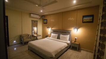 Elegant Executive Room | 1 bedroom, minibar, in-room safe, free WiFi