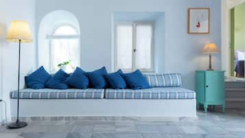 Family House, 2 Bedrooms, Sea View, Courtyard Area | Living area