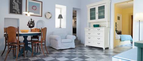 Maison Familiale, 2 chambres, vue mer, côté cour intérieure | Coin séjour