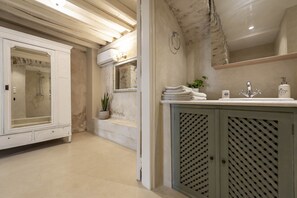 Habitación doble de diseñador, para no fumadores, Terraza | Baño | Regadera, secadora de cabello, toallas, jabón 