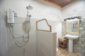 Shower, rainfall showerhead, free toiletries, slippers