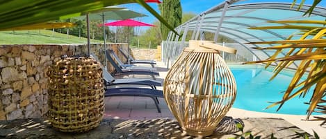 Piscine extérieure, parasols de plage, chaises longues