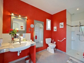 Camera doppia (Les Milandes) | Bagno | Doccia, set di cortesia gratuito, asciugamani