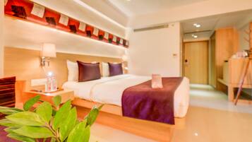 Premium Room, 1 Double Bed, Non Smoking | In-room safe, desk, iron/ironing board (on request)