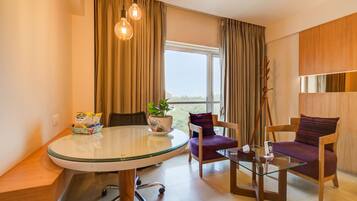 Deluxe-Zimmer, 1 Doppelbett, Nichtraucher | Zimmersafe, Schreibtisch, Bügeleisen/Bügelbrett, Zustellbetten