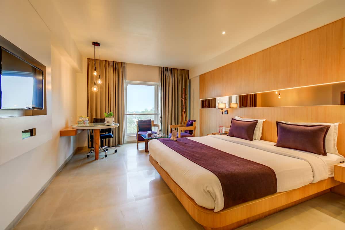 Deluxe Room, 1 Double Bed, Non Smoking | 1 bedroom, in-room safe, desk, iron/ironing board