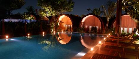 Majoituspaikan julkisivu illalla/yöllä