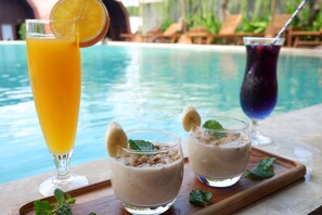 Der serveres morgenmad, frokost og lokale og internationale retter