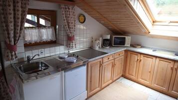 Kühlschrank, Mikrowelle, Herdplatte, Wasserkocher mit Kaffee-/Teezubehör