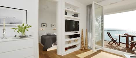 2 bedrooms, desk, travel crib, WiFi