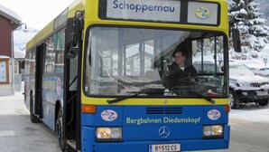 Ein Bus mit der Aufschrift 'Schoppenau' und 'Bergbahnen Diedamskopf'.