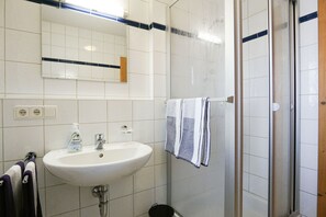 Dusche, Haartrockner, Handtücher