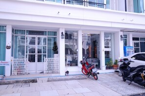 Free self parking - Ratchada-Sutthisan Hotel and Longstay (Bangkok)