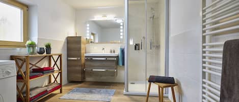 Een douche, een haardroger, handdoeken