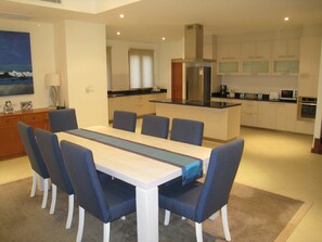 4 Bedrooms Villa | Servicio a la habitación