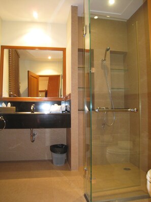 4 Bedrooms Villa | Bathroom | Shower, towels