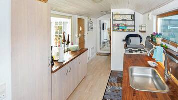 Køleskab, kogeplade, opvaskemaskine, kaffe-/temaskine