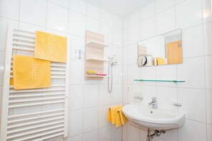 Douche, sĂšche-cheveux, serviettes fournies