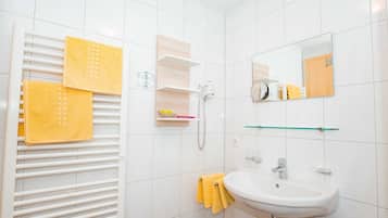 Dusche, Haartrockner, Handtücher