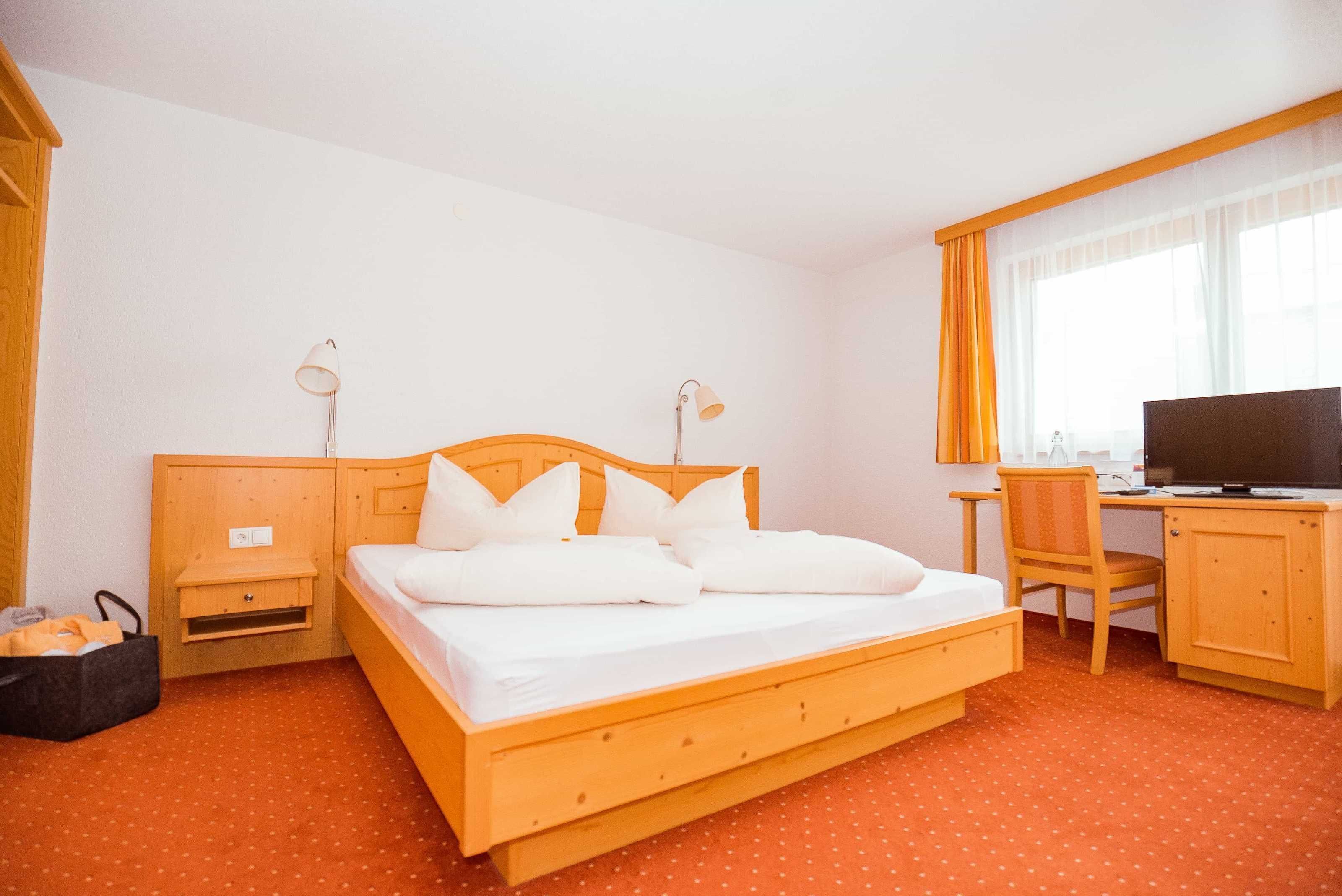 2 多间卧室、办公桌、旅行婴儿床、WiFi