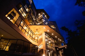 Fasade – kveld/natt